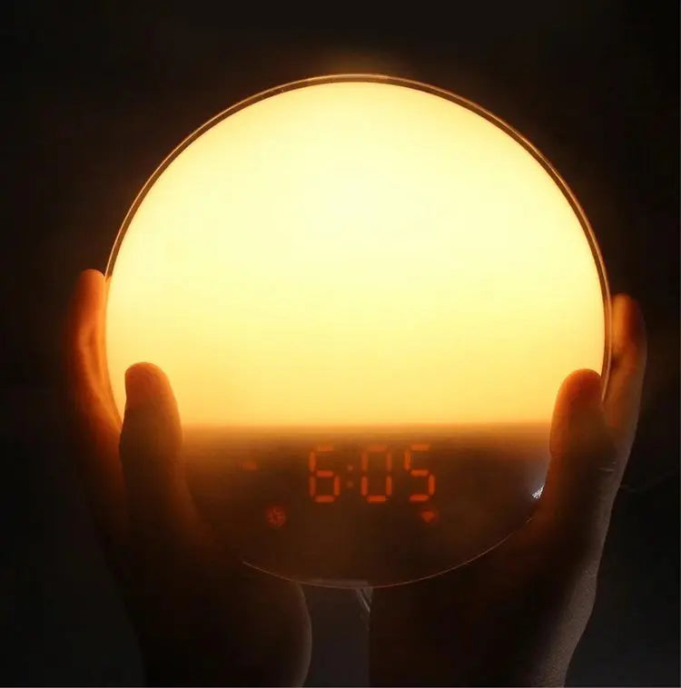 réveil circadien tenu dans les mains 