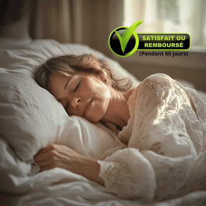 femme qui dort sur un drap de grounding avec badge satisfait ou remboursé 