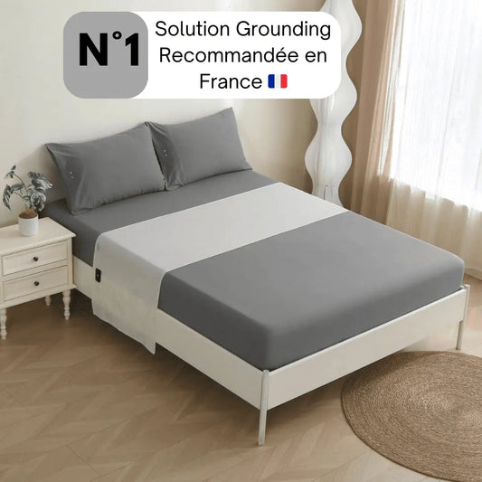 Photos mettant en avant un draps de grounding posé sur un lit. Ambiance sobre et cosy avec badge de recommandation. 
